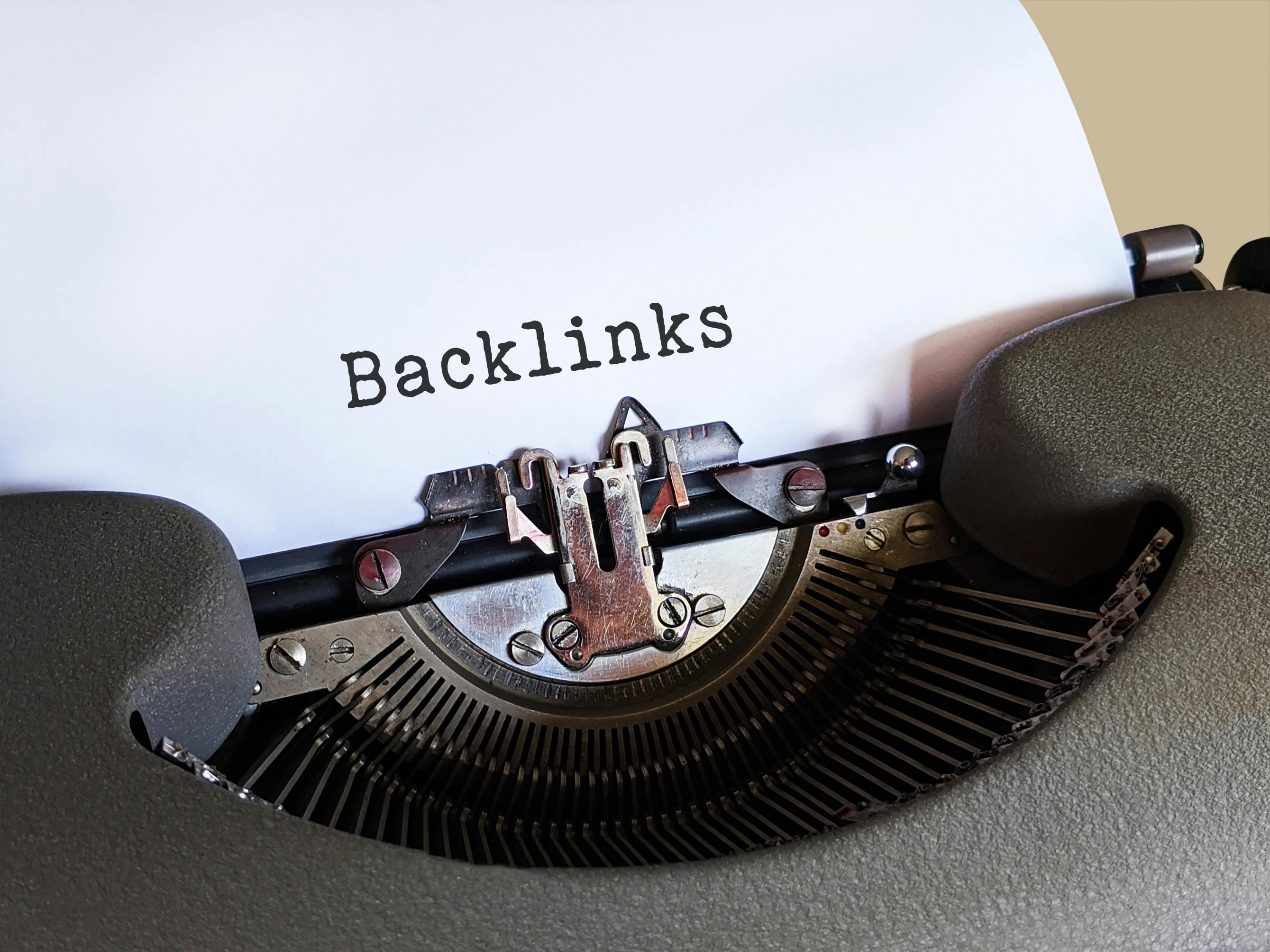 Backlinks explained, Gray Typewriter with White Paper